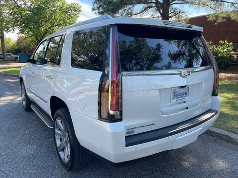 Used 2020 Cadillac Escalade Luxury RWD image 3