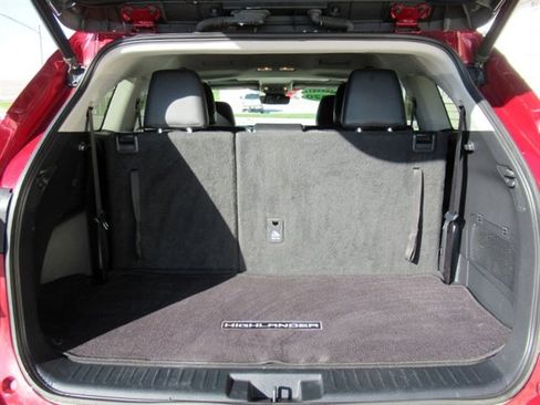 Used 2020 Toyota Highlander XLE image 10