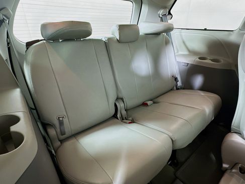 Used 2014 Toyota Sienna LE FWD image 26