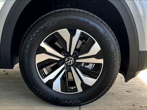 New 2026 Volkswagen Atlas SE FWD image 8