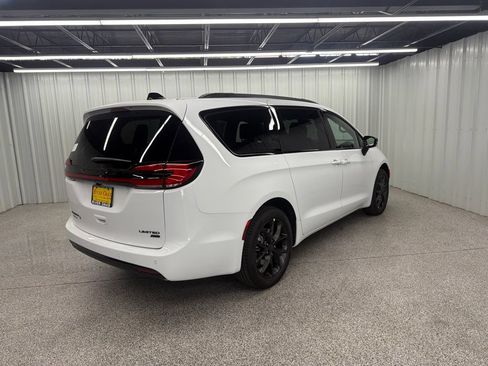 New 2027 Chrysler Pacifica Limited AWD/4WD image 6