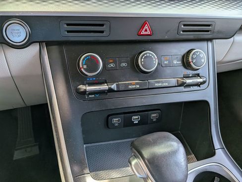 Used 2024 Kia Carnival LX FWD image 19