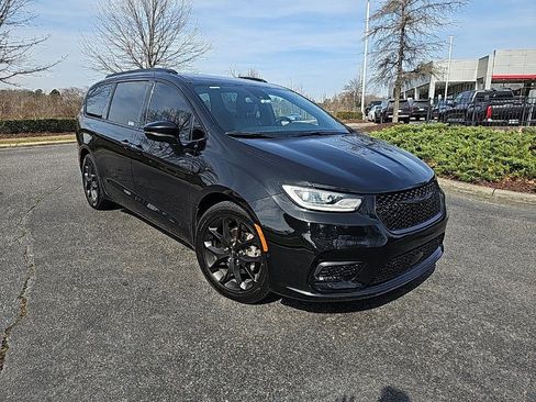 Used 2023 Chrysler Pacifica Touring-L w/ S Appearance Package image 3