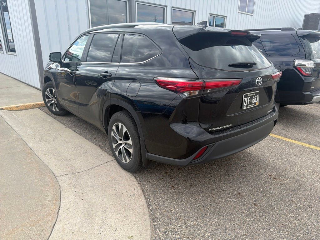 Used 2023 Toyota Highlander XLE AWD/4WD image 4