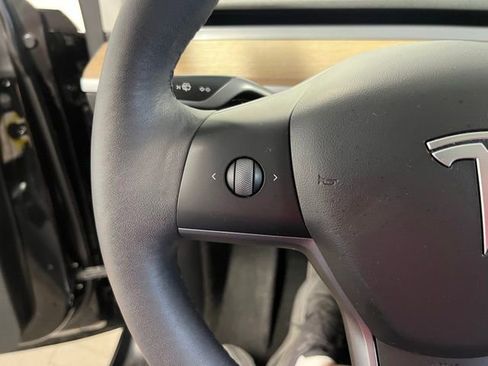 Used 2022 Tesla Model Y Long Range AWD/4WD image 25
