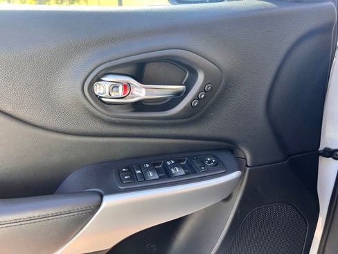 Used 2017 Jeep Cherokee Overland w/ Technology Group FWD image 15