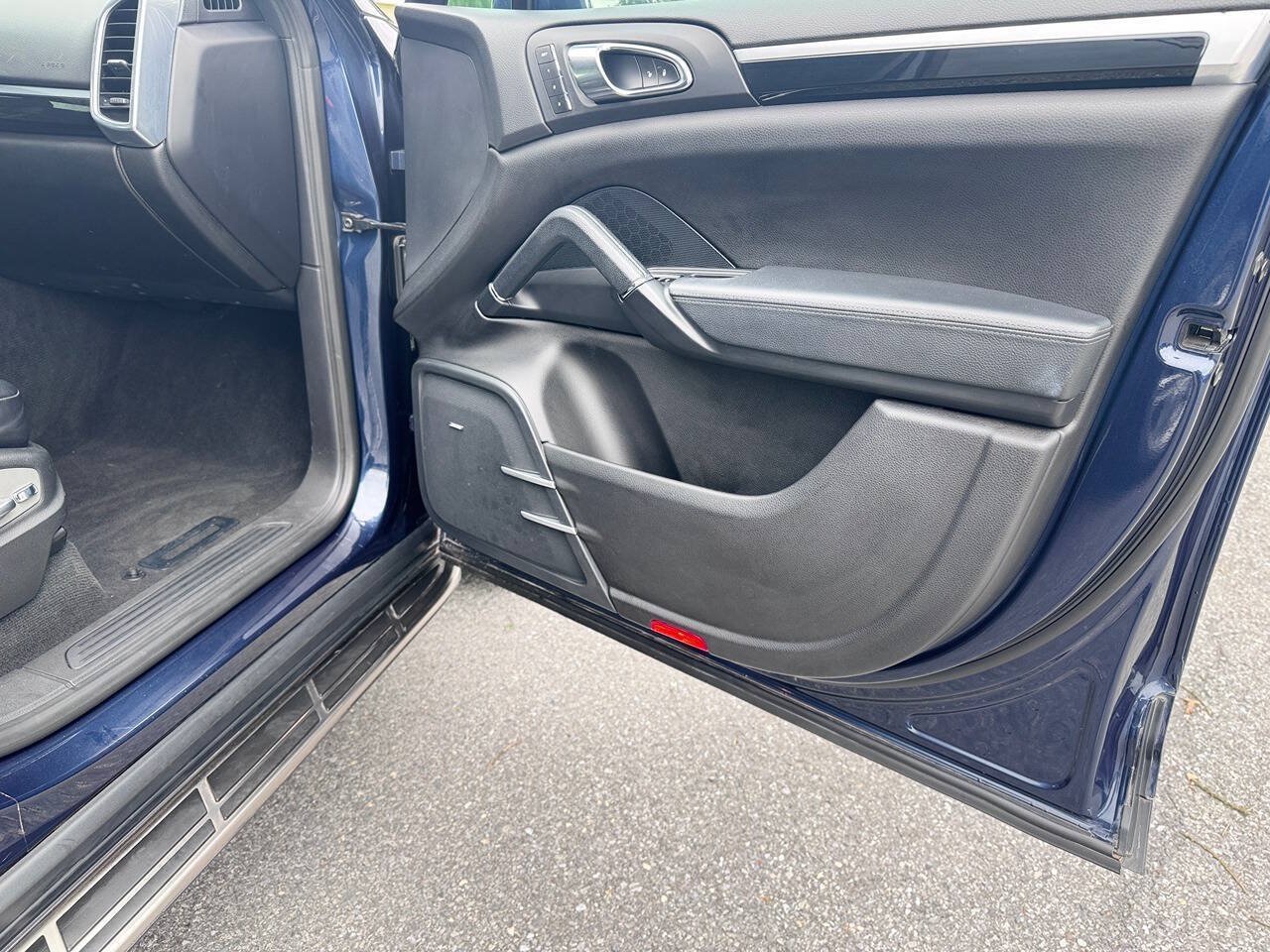 Used 2013 Porsche Cayenne Diesel AWD/4WD image 18