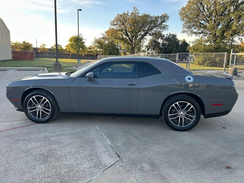 Used 2019 Dodge Challenger SXT image 9