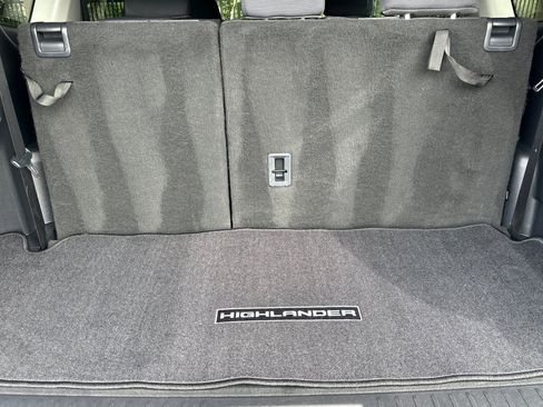 Used 2025 Toyota Highlander LE image 18