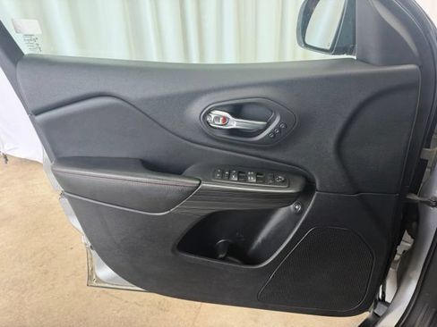 Used 2017 Jeep Cherokee Trailhawk AWD/4WD image 12