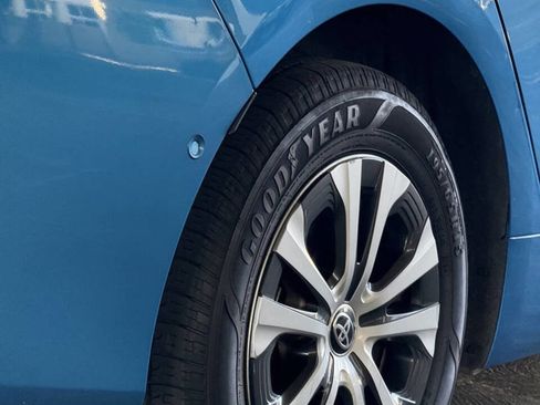 Used 2021 Toyota Prius LE image 10