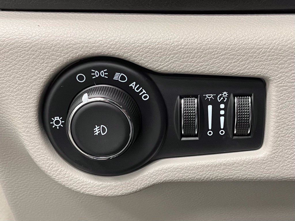 Used 2024 Chrysler Pacifica Touring-L FWD image 32