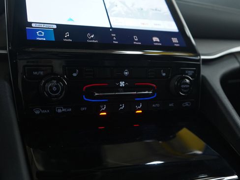 Used 2022 Jeep Grand Cherokee Limited image 23