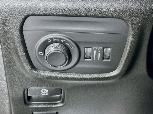 Used 2023 Jeep Grand Cherokee Laredo AWD/4WD image 17