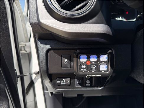 Used 2022 Toyota Tacoma TRD Sport w/ Technology Package AWD/4WD image 33