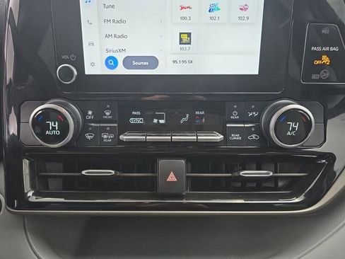 Used 2024 Toyota Highlander LE image 33