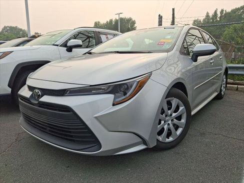 Certified 2025 Toyota Corolla LE FWD image 4