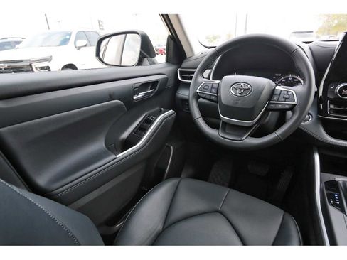 Used 2023 Toyota Highlander XLE image 6