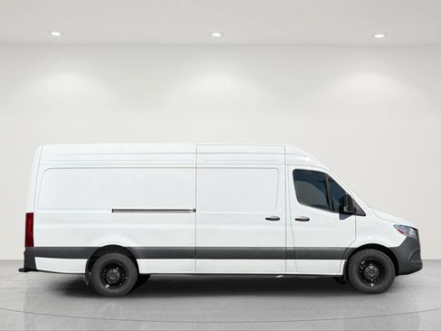 Used 2024 Mercedes-Benz Sprinter 2500 image 6