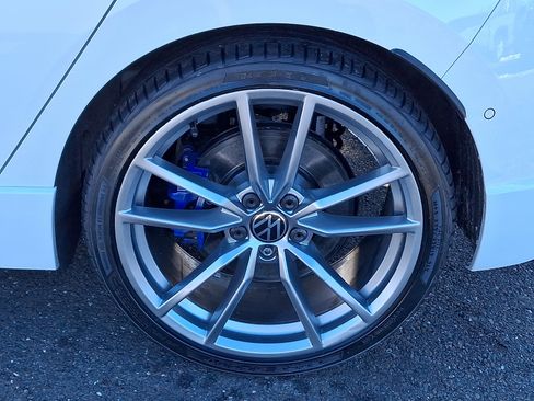 Used 2024 Volkswagen Golf R image 9