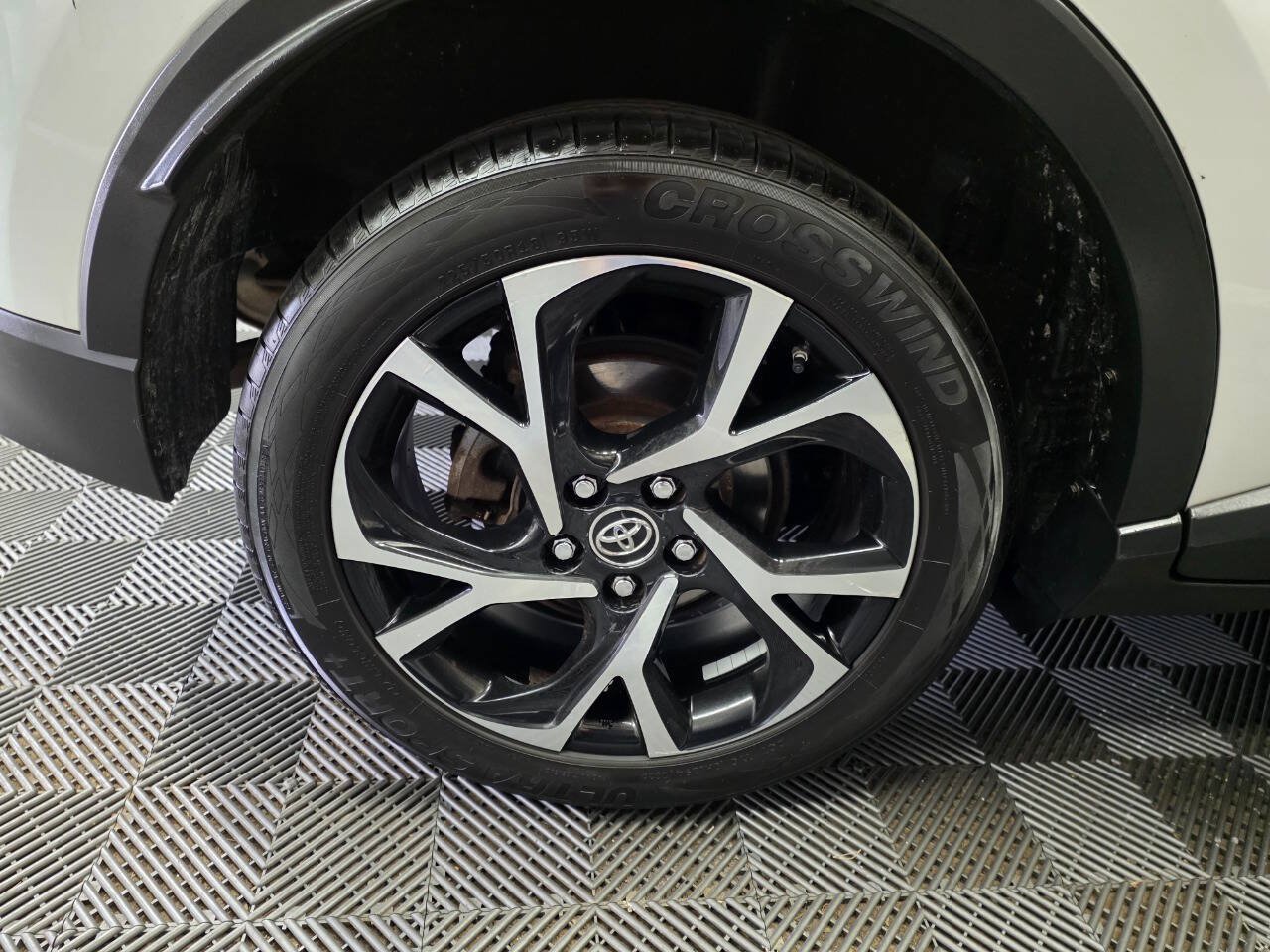 Used 2018 Toyota C-HR XLE FWD image 33