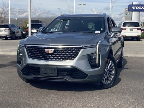 Used 2024 Cadillac XT4 Premium Luxury image 3