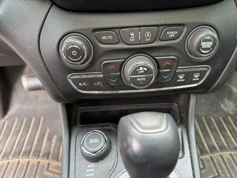 Used 2019 Jeep Cherokee Limited w/ Technology Group image 27