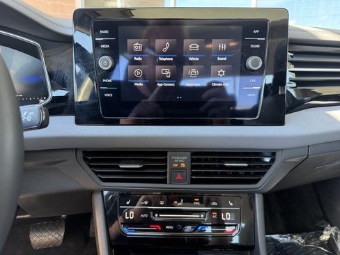 Used 2025 Volkswagen Jetta SE w/ Sunroof Package FWD image 20