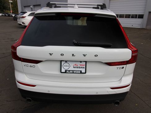 Used 2020 Volvo XC60 T5 Momentum image 4