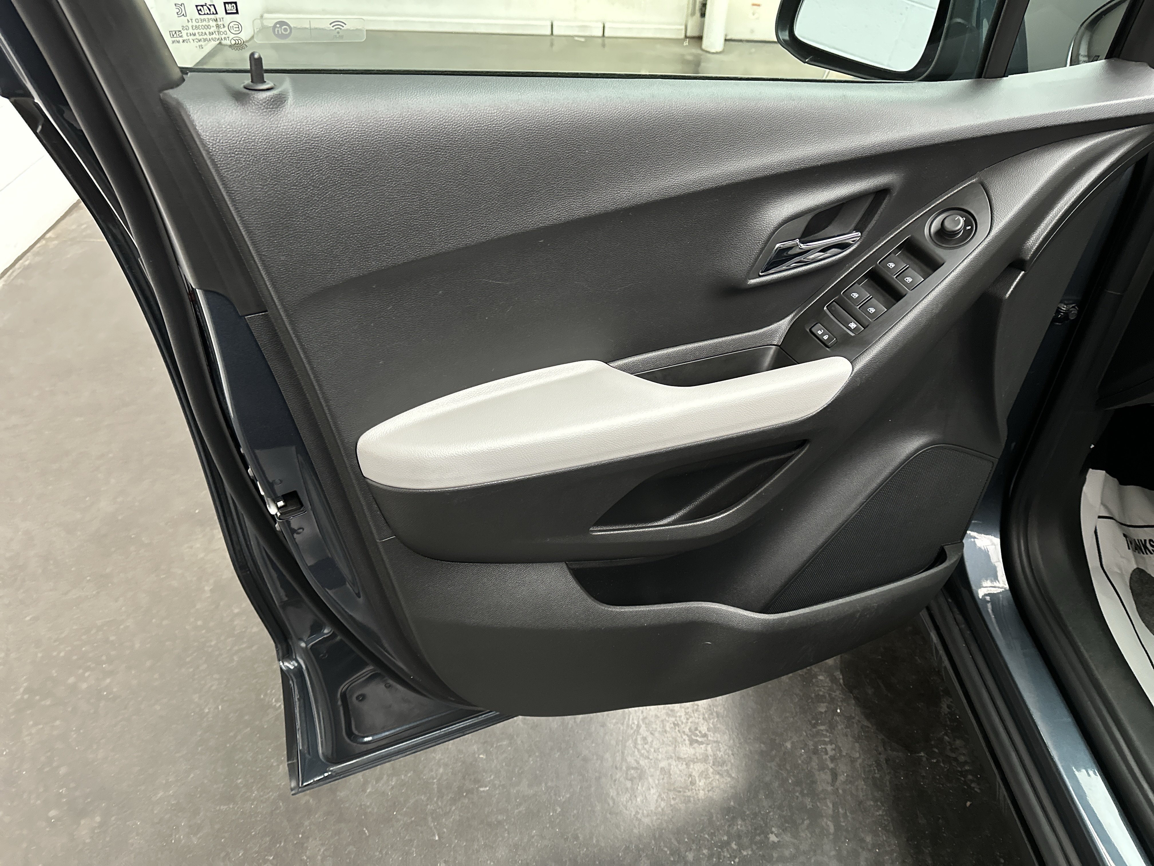 Used 2022 Chevrolet Trax LT w/ LT Convenience Package AWD/4WD image 16