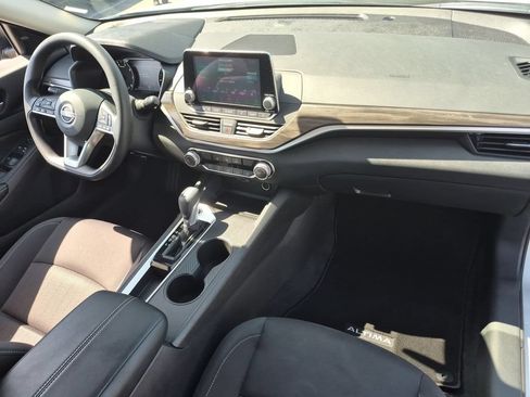 Used 2025 Nissan Altima 2.5 SV FWD image 32