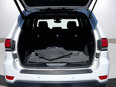 Used 2019 Jeep Grand Cherokee Laredo image 26
