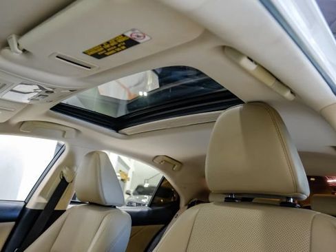 Used 2017 Lexus IS 200t w/ Premium Package RWD image 6