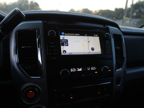 Used 2018 Nissan Titan PRO-4X w/ Pro-4x Convenience Package AWD/4WD image 23