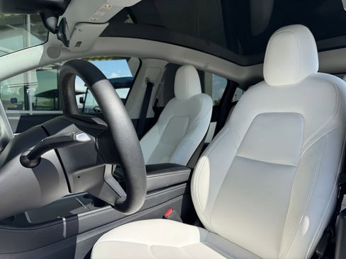 Used 2022 Tesla Model Y Long Range image 31