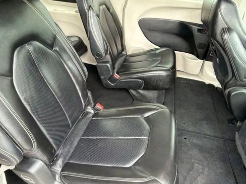 Used 2023 Chrysler Pacifica Touring-L FWD image 33
