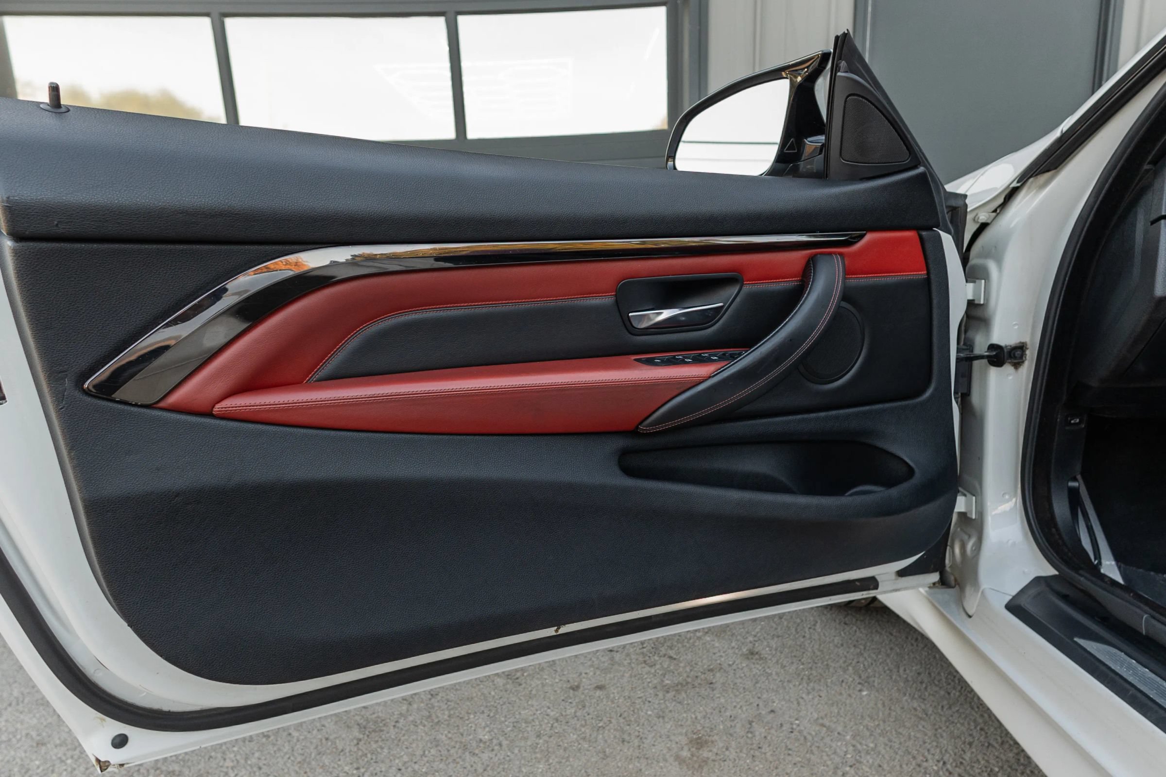 Used 2015 BMW M4 Convertible w/ Executive Package RWD image 9
