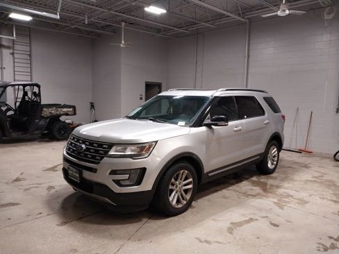 Used 2016 Ford Explorer XLT w/ Equipment Group 202A image 6