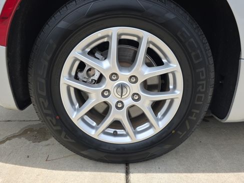 Used 2024 Chrysler Pacifica Touring-L FWD image 12