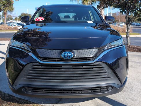 Certified 2022 Toyota Venza LE image 3