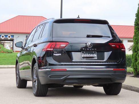 Used 2023 Volkswagen Tiguan SE w/ Panoramic Sunroof Package FWD image 11