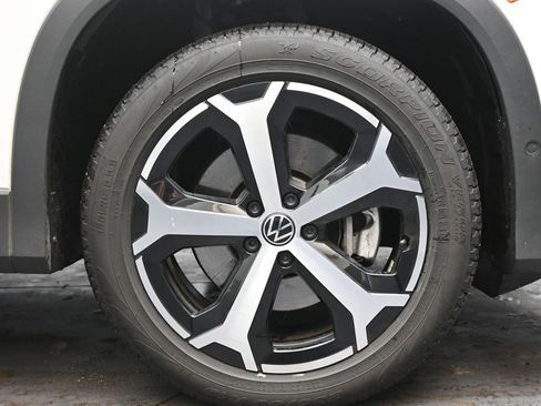 Used 2025 Volkswagen Tiguan SE w/ Panoramic Sunroof Package image 10