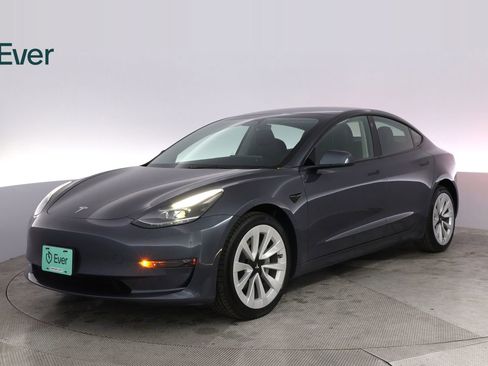 Used 2023 Tesla Model 3 Standard Range image 2