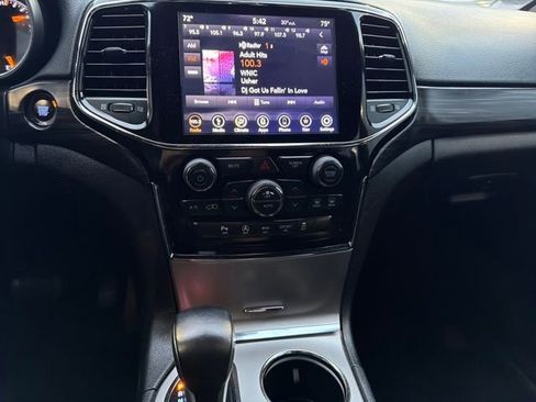 Used 2019 Jeep Grand Cherokee Laredo w/ 18" Wheel & 8.4" Radio Group image 20