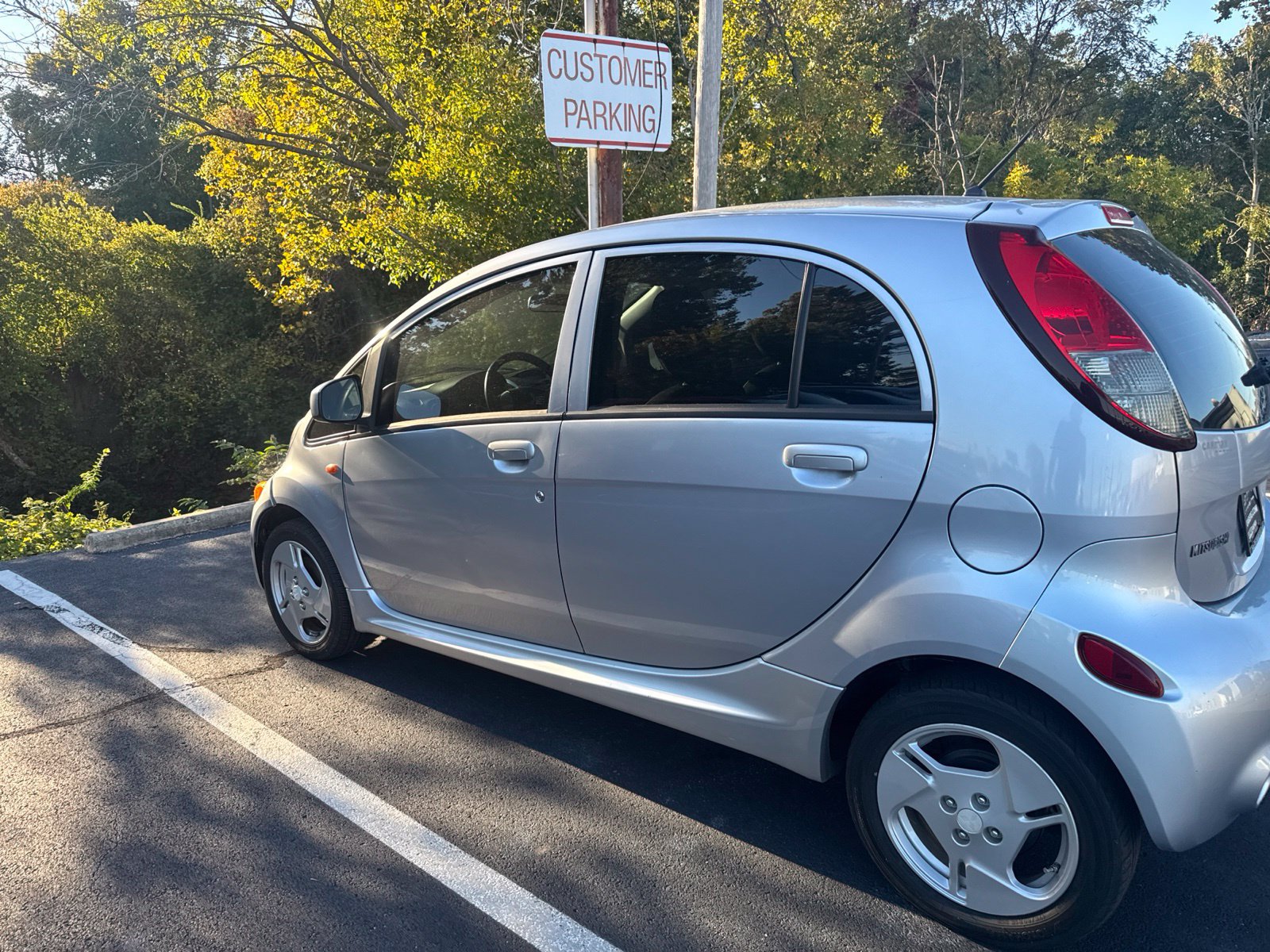 Used 2012 Mitsubishi i SE RWD image 3