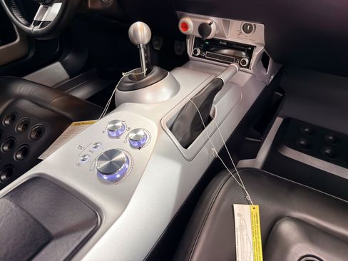 Used 2006 Ford GT RWD image 25