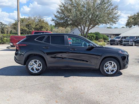 Used 2024 Chevrolet Trax LS w/ LS Convenience Package FWD image 11