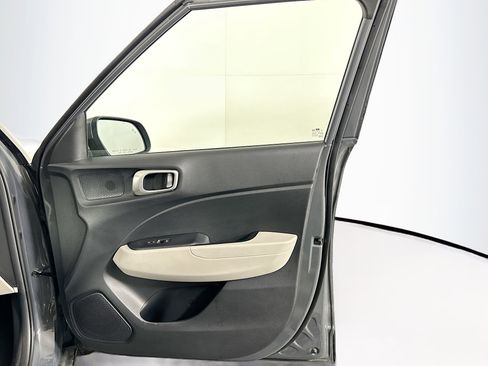 Used 2025 Hyundai Venue SEL FWD image 31