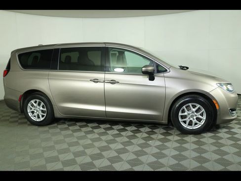 Used 2017 Chrysler Pacifica Touring Plus FWD image 5