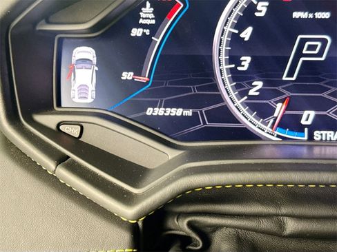 Used 2020 Lamborghini Huracan EVO image 12